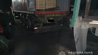 На Рівненщині вантажівка розчавила працівника пилорами