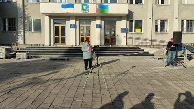 Жителі Овруцької громади зібралися біля міськради, аби отримати роз'яснення щодо чорнобильських нарахувань Жителі Овруцької громади зібралися біля міськради, аби отримати роз'яснення щодо чорнобильських нарахувань