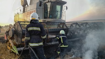 Рятувальники гасять комбайн