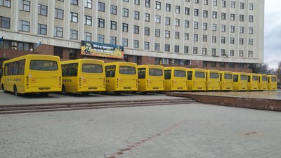 Міністр освіти та науки України Шкарлет у Франківську передав 12 шкільних автобусів громадам