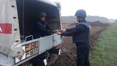 На шляху "Північного обходу Рівного" знайшли десятки артснарядів На шляху "Північного обходу Рівного" знайшли десятки артснарядів