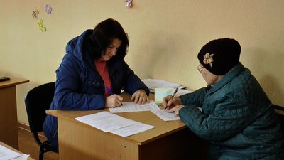 Зима близько: жителям Слов'янська розвозять паливні брикети та планують видавати дрова Зима близько: жителям Слов'янська розвозять паливні брикети та планують видавати дрова
