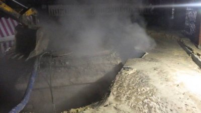 Яма з окропом, яка утворилася після прориву труби