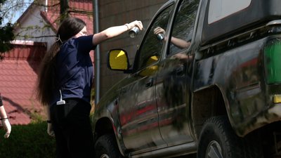 На Івано-Франківщині школярі розмалювати авто для бійців ЗСУ На Івано-Франківщині школярі розмалювати авто для бійців ЗСУ