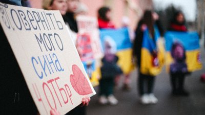 Рідні та близькі зниклих безвісти і полонених військових влаштували акцію-перформанс, щоб привернути увагу до проблеми їхнього повернення та пошуку