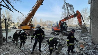 Обстріл будівлі обласної адміністрації. У Миколаєві тривають рятувальні роботи