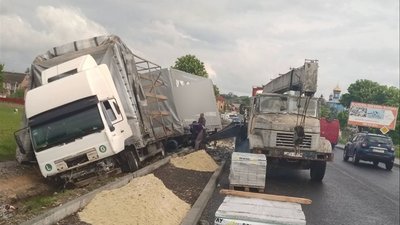 Біля Вишнівця підраховують збитки від аварії автопоїзда на новій дорозі Біля Вишнівця підраховують збитки від аварії автопоїзда на новій дорозі