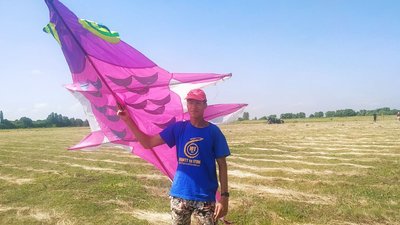 "Погода сприяє": у черкаському аеропорту змагаються у запуску повітряних зміїв "Погода сприяє": у черкаському аеропорту змагаються у запуску повітряних зміїв