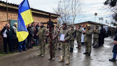 У Берегові попрощалися із загиблим на війні закарпатцем Андрієм Кривим У Берегові попрощалися із загиблим на війні закарпатцем Андрієм Кривим