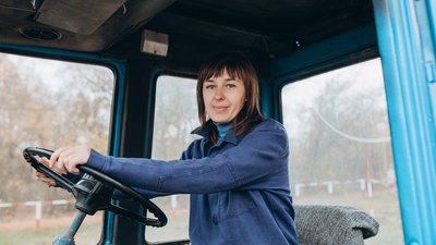 Трактористка: історія жінки з Чернігівщини, яка здобуває фах у Шостці на Сумщині
