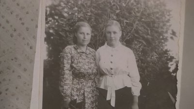 Катерина Гурин з подругою. Катерина Гурин з подругою.