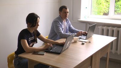 В Івано-Франківську переселенці відкрили простір для людей, які втікають від переслідувань РФ В Івано-Франківську переселенці відкрили простір для людей, які втікають від переслідувань РФ