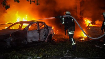 Атака на Одесу: загорілися автівки, пошкоджено магазин, є постраждалий