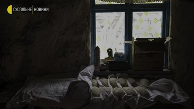 Польський пекар випікає хліб в Бучі Польський пекар випікає хліб в Бучі