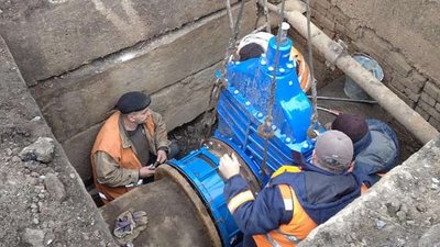 За пів дня фахівці МКП "Миколаївводоканал" замінили засувку на водогоні діаметром 600 мм