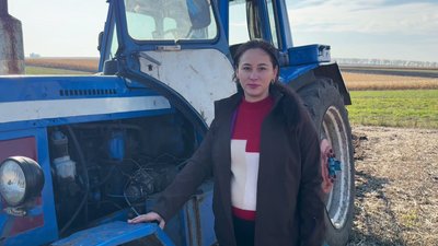 Алла Стасюк-Клапощук біля трактора, листопад 2025 року, Хмельниччина