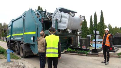 Більше 2 тисяч кубометрів сміття вивезли з кладовищ Житомира напередодні поминальних днів Більше 2 тисяч кубометрів сміття вивезли з кладовищ Житомира напередодні поминальних днів