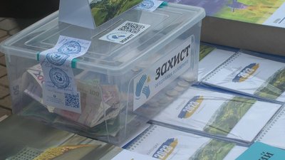 У перший день продажу календарів вдалося виручити понад 10 тисяч гривень.