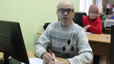 Не боятися комп'ютера: літніх житомирян та переселенців навчають основам комп'ютерної грамотності Не боятися комп'ютера: літніх житомирян та переселенців навчають основам комп'ютерної грамотності