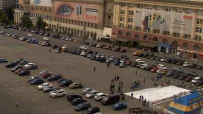 День вишиванки у Харкові: на площі Свободи малюють візерунок День вишиванки у Харкові: на площі Свободи малюють візерунок