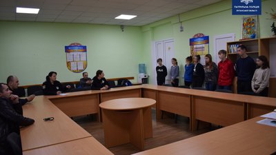 На Луганщині розшукали підлітків, що влаштували фотосесію із мертвою твариною