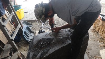 На Охтирщині колишній шкільний вчитель виготовляє пам’ятники загиблим бійцям На Охтирщині колишній шкільний вчитель виготовляє пам’ятники загиблим бійцям