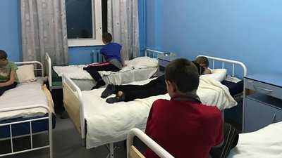 На Житомирщині дев'ятеро учнів гімназії потрапили до лікарні з підозрою на отруєння побутовою хімією На Житомирщині дев'ятеро учнів гімназії потрапили до лікарні з підозрою на отруєння побутовою хімією