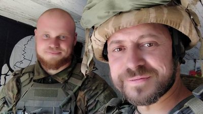 Андрій Ісаков з побратимом Халком, який загинув Андрій Ісаков з побратимом Халком, який загинув
