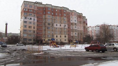 У Полтаві біля багатоповерхівки утворилися провалля через аварійний колектор У Полтаві біля багатоповерхівки утворилися провалля через аварійний колектор