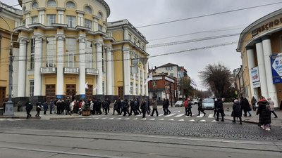 У Вінниці перекрили центральну вулицю: учасники акції проти посилення карантину У Вінниці перекрили центральну вулицю: учасники акції проти посилення карантину