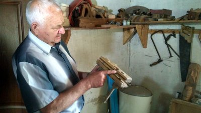 У половині кісточки вишні вирізьбив скрипку: майстер з Волині показав колекцію мініатюр У половині кісточки вишні вирізьбив скрипку: майстер з Волині показав колекцію мініатюр