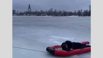 На Десенці двоє людей провалилися під лід