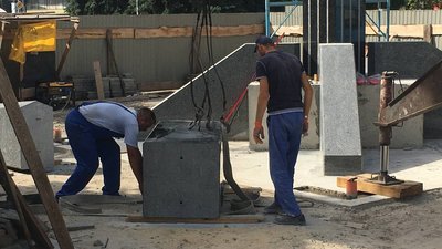 У Житомирі почали встановлювати центральну частину пам'ятника Захисникам України У Житомирі почали встановлювати центральну частину пам'ятника Захисникам України