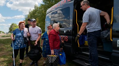 Люди з Добропілля у транзитному пункті для переселенців