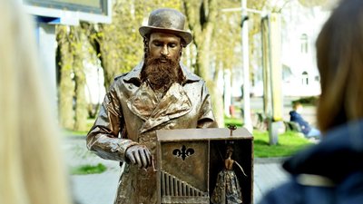 "Тут я розважаю людей, а там – побратимів". Інтерв’ю з фаєрщиком та "живою скульптурою" Сум Дмитром Буйвалом "Тут я розважаю людей, а там – побратимів". Інтерв’ю з фаєрщиком та "живою скульптурою" Сум Дмитром Буйвалом