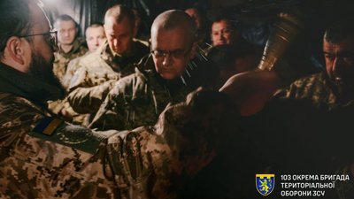 Капелан кропить свяченою водою захисників Капелан кропить свяченою водою захисників
