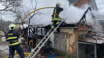 На Закарпатті внаслідок пожежі у надвірній споруді госпіталізували чоловіка. Він у лікарні помер