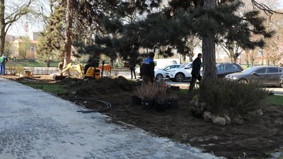 В Ужгороді облаштовують сквер на площі Пушкіна В Ужгороді облаштовують сквер на площі Пушкіна