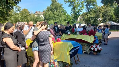 Із чотирма воїнами, які полягли на війні з Росією, попрощалися у Полтаві: як про них згадували рідні Із чотирма воїнами, які полягли на війні з Росією, попрощалися у Полтаві: як про них згадували рідні