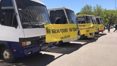 Під будівлею облдради перевізники з Одещини вимагали послабити обмеження для транспорту Під будівлею облдради перевізники з Одещини вимагали послабити обмеження для транспорту