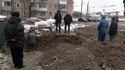 Біля корпусу розпочались ремонтні роботи з усунення витоку на тепломережі