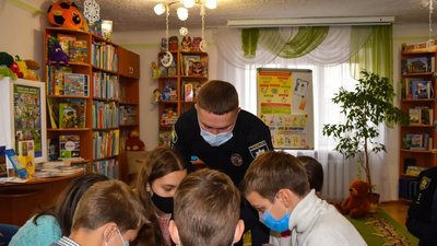 Тернопільські поліцейські провели акцію для школярів Тернопільські поліцейські провели акцію для школярів