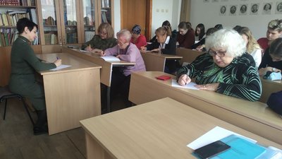 "Від тексту про дім стискалося серце": як переселенці у Луцьку писали радіодиктант "Від тексту про дім стискалося серце": як переселенці у Луцьку писали радіодиктант