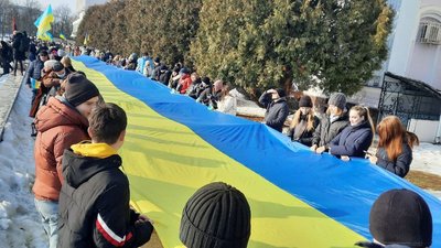 До Дня єднання у центрі Сум підняли прапор України. ФОТОРЕПОРТАЖ