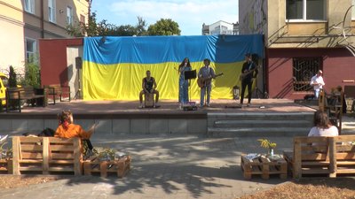 В Івано-Франківську до Дня Прапора відкрили молодіжну лаунж-зону