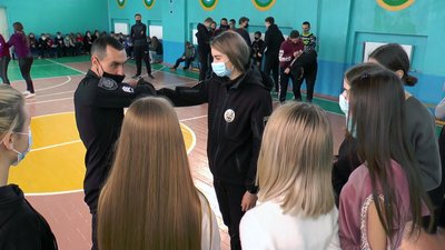 Самооборона для школярів: старшокласників Сватового навчають самозахисту Самооборона для школярів: старшокласників Сватового навчають самозахисту