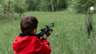 Колаборантка сприяє мілітаризації дітей з окупованої Херсонщини у Севастополі