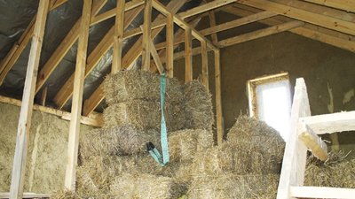 Будували з природніх матеріалів: на Вінниччині подружжя вісім років живе в екохаті