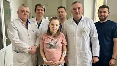 Вагітна жінка з командою медиків