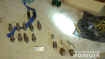 16 вибухонебезпечних предметів вилучили поліцейські в жителя Чортківського району на Тернопільщині 16 вибухонебезпечних предметів вилучили поліцейські в жителя Чортківського району на Тернопільщині